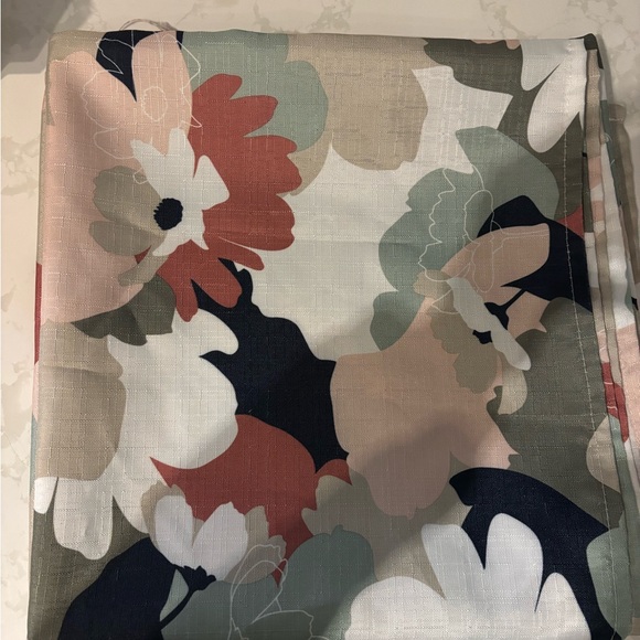 Tablecloth - Picture 2 of 2